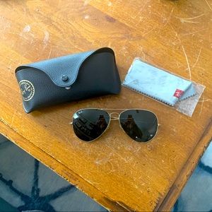 Gently used 62mm Ray-Ban Aviator sunglasses 🌞